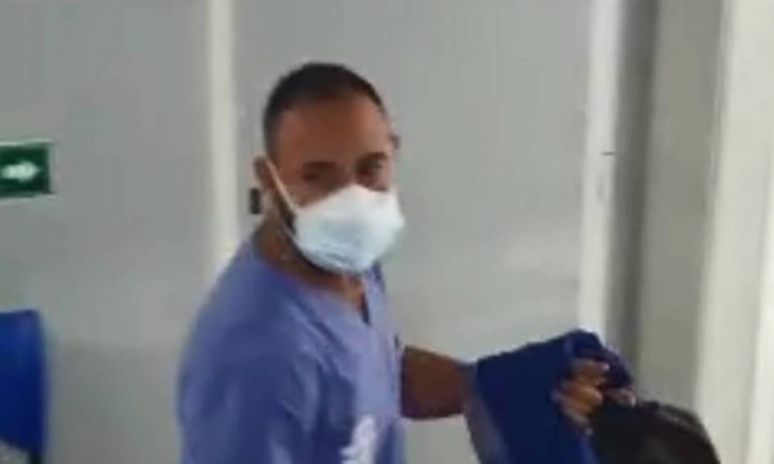 Falso médico foi flagrado pelos investigadores durante plantão na unidade de saúde Foto: Reprodução