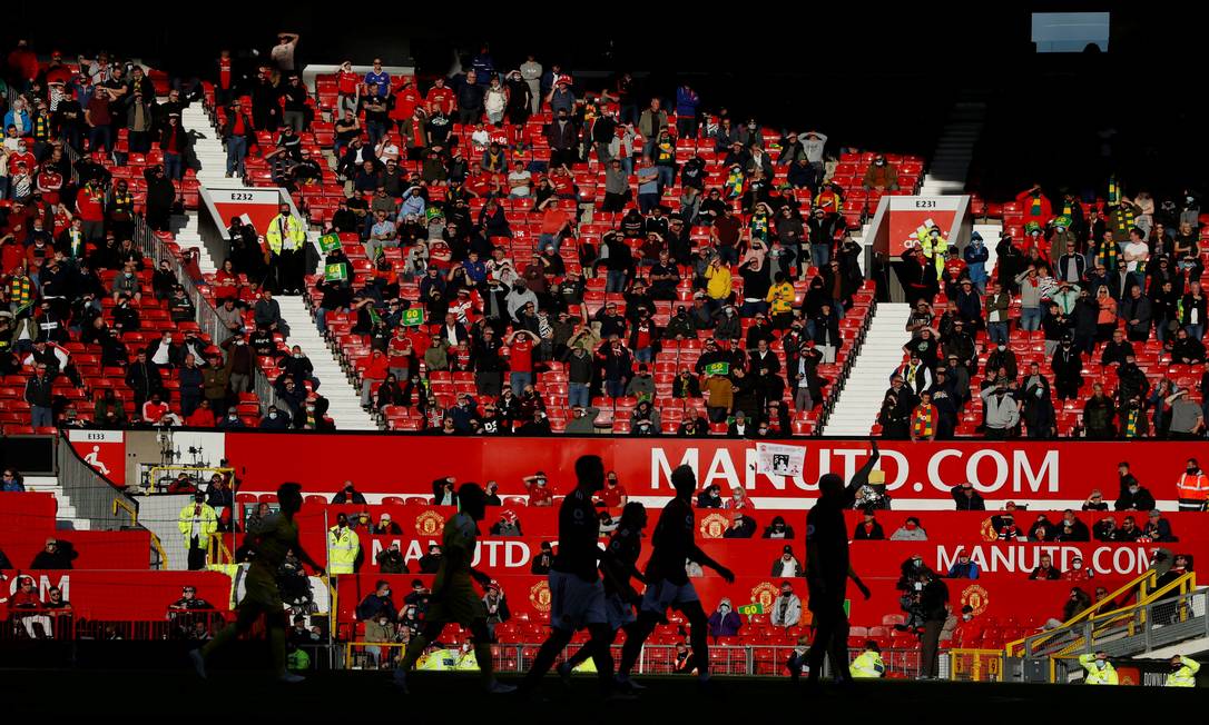 Torcedores assistem ao duelo entre Manchester United e Fulham: realidade bem distante da do Brasil Foto: PHIL NOBLE / REUTERS