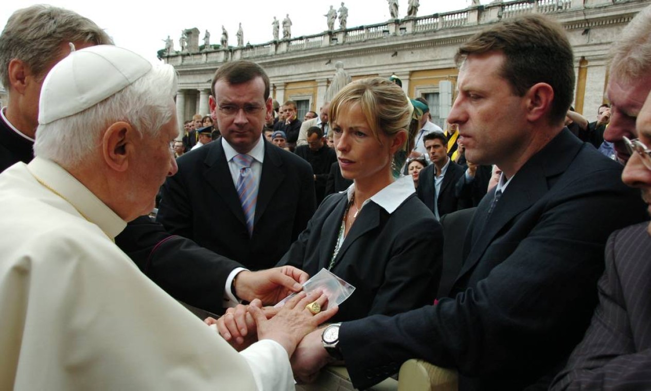 Papa Bento XVI conhece, em 30 de maio de 2007, Kate e Gerry McCann, pais de Madeleine McCann, a menina britânica de quatro anos que desapareceu em Portugal Foto: Arturo Mari /  