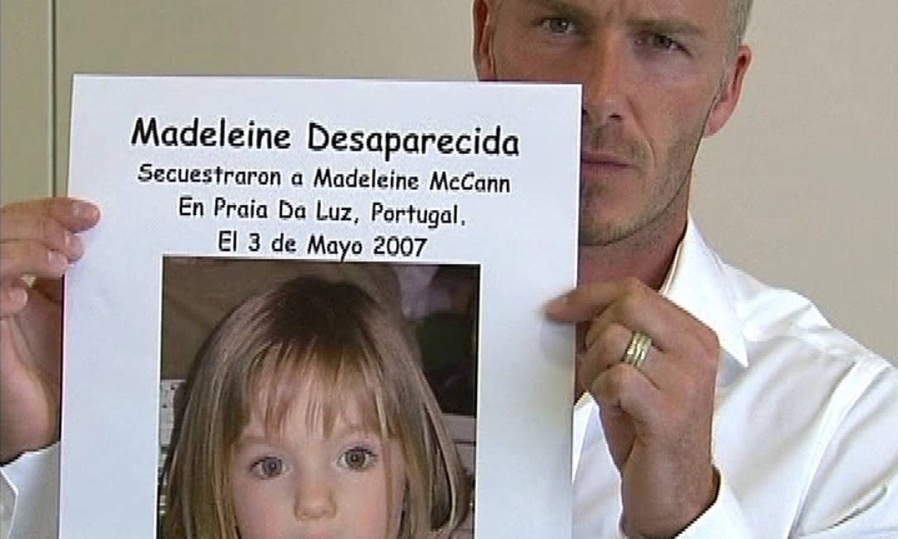 O jogador de futebol David Beckham segurando um pôster com foto de Madeleine em 11 de maio de 2007 Foto: Reuters