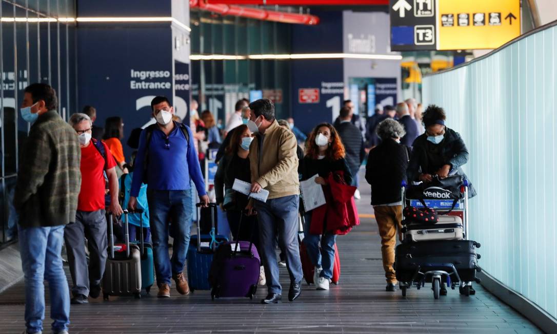 Passageiros desembarcam no Aeroporto Fiumicino, em Roma, após o país levantar as restrições para viajantes de dentro da UE Foto: REMO CASILLI / REUTERS / 17-5-21