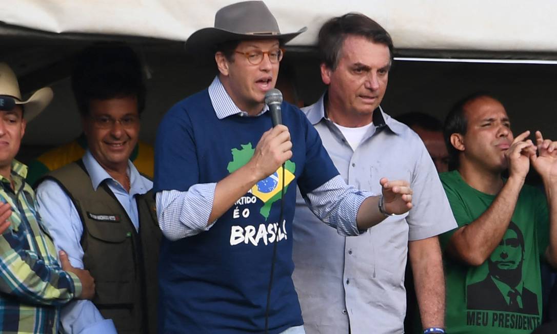 O ministro do Meio Ambiente, Ricardo Salles, discursa ao lado do presidente Jair Bolsonaro Foto: EVARISTO SA / AFP