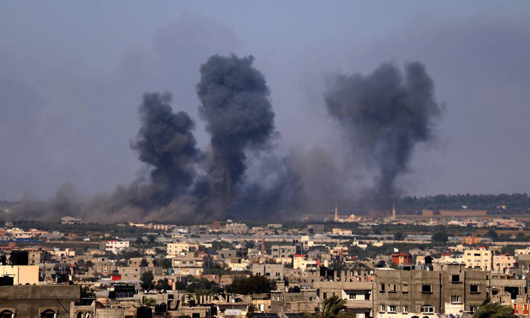Fumaça depois de ataque aéreo israelense em Rafah, no Sul da Faixa de Gaza Foto: SAID KHATIB / AFP