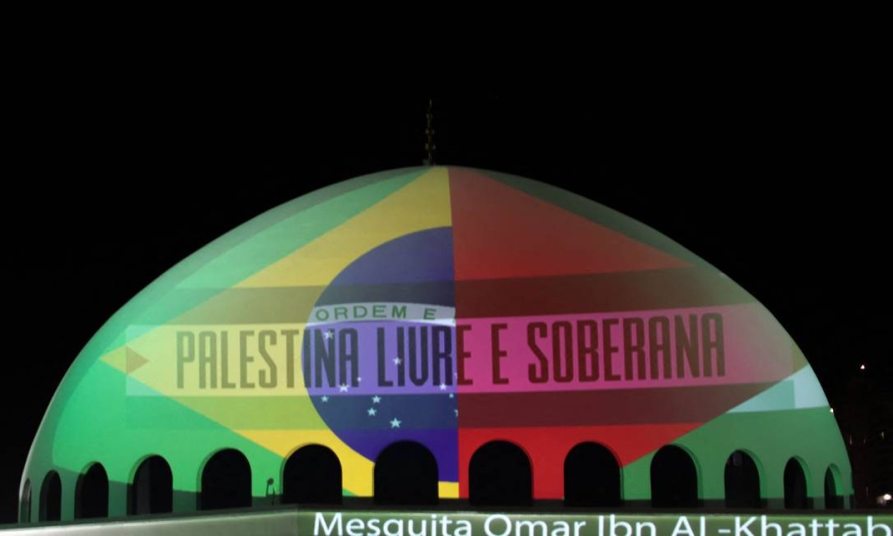A Mesquita Omar Ibn Al-Khattab, em Foz do Iguaçu, Paraná, é vista iluminada com as bandeiras do Brasil e da Palestina, conclamando o fim da escalada de violência Foto: CHRISTIAN RIZZI / AFP - 14/05/2021