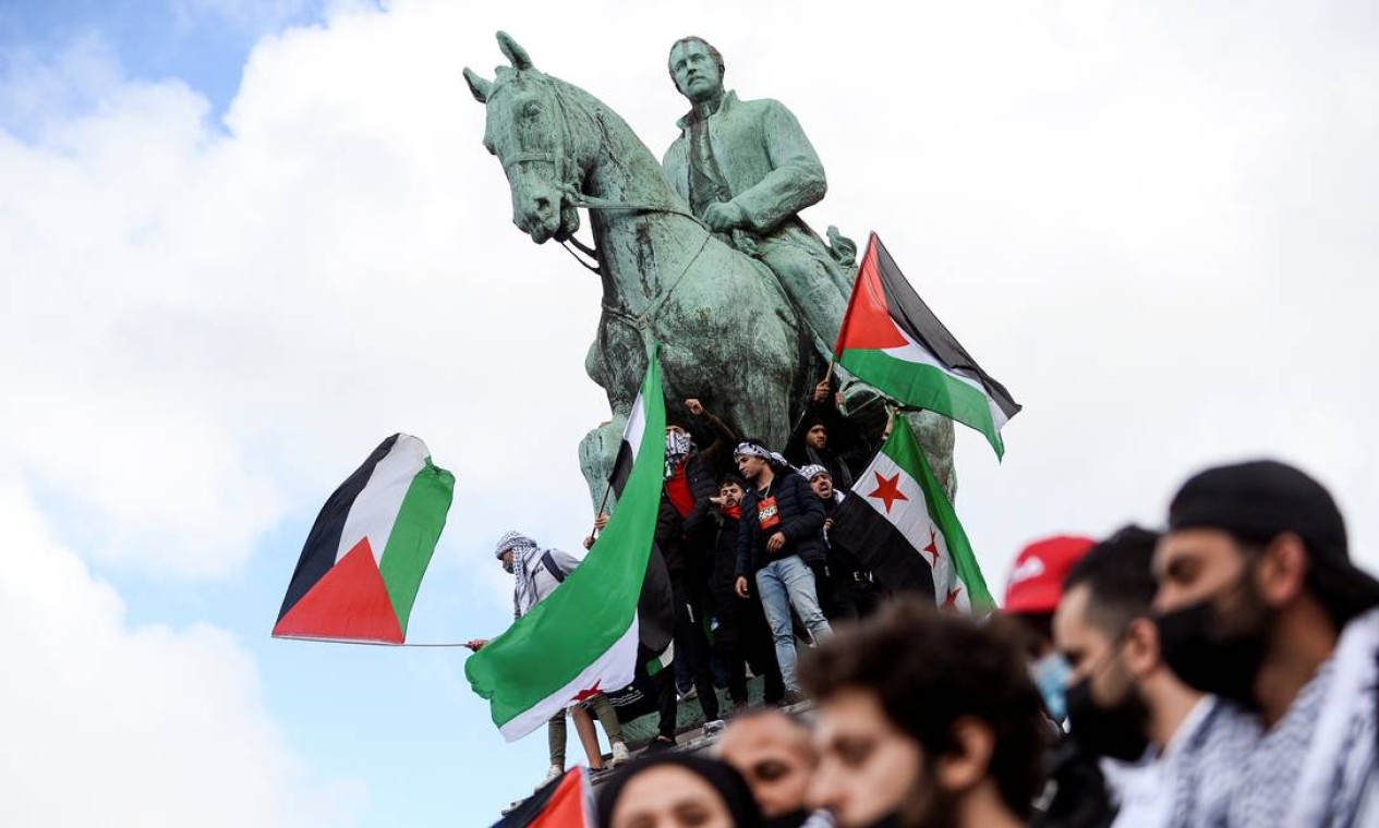 Apoiadores pró-Palestina participam de um protesto em Bruxelas, Bélgica Foto: JOHANNA GERON / REUTERS - 15/05/2021