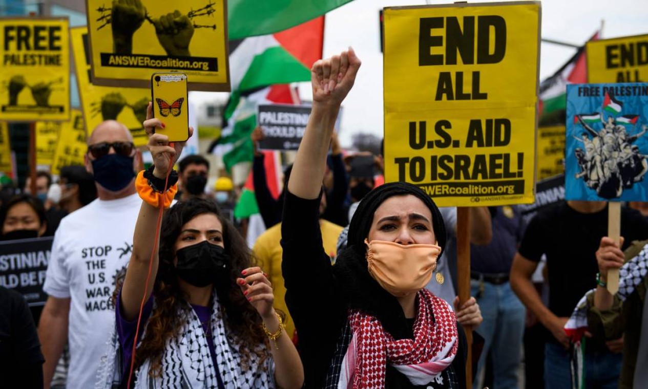 Pessoas marcham em apoio à Palestina rumo ao Consulado de Israel em Los Angeles, EUA Foto: PATRICK T. FALLON / AFP - 15/05/2021