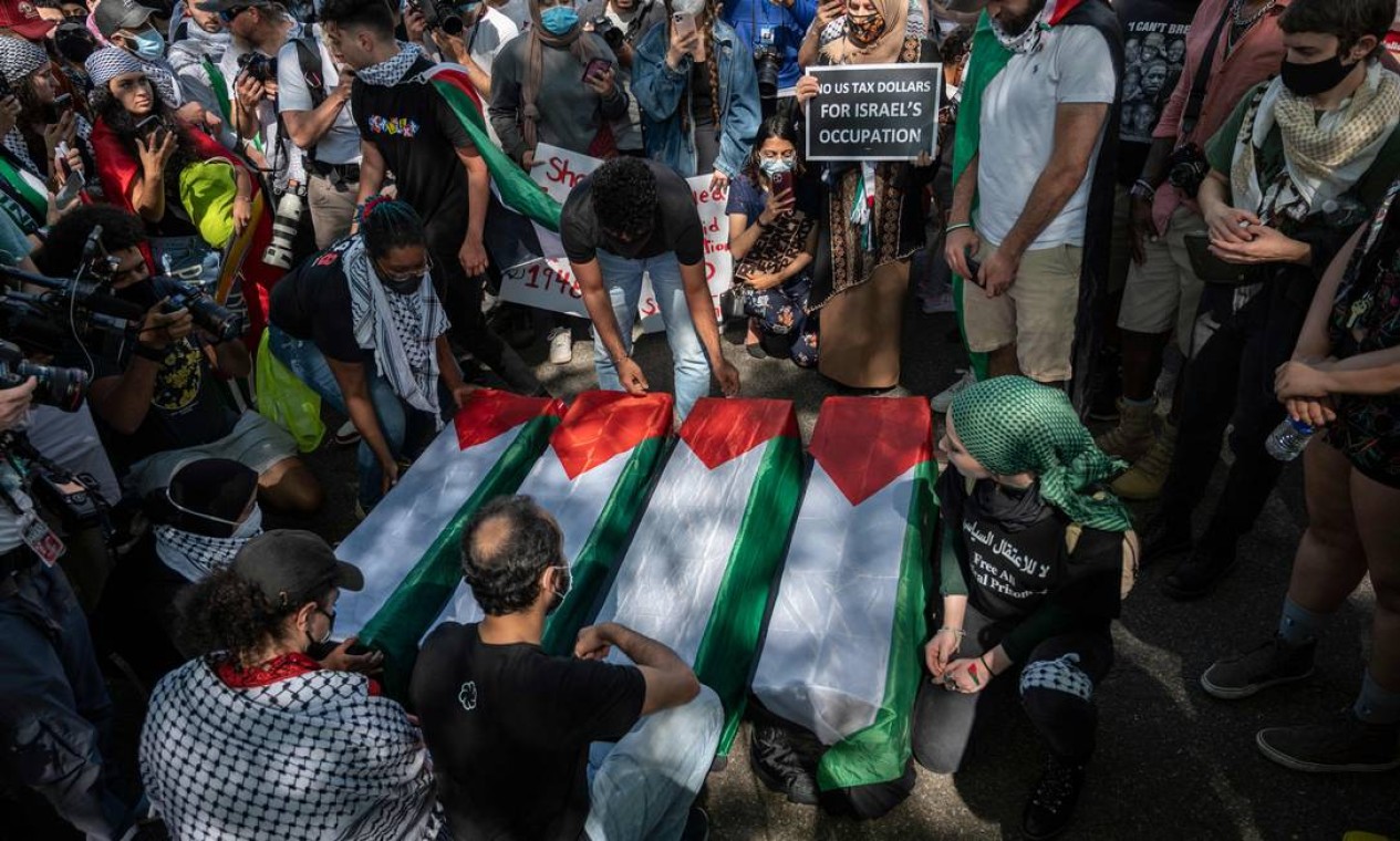 Apoiadores da Palestina protestam com caixões em frente à Embaixada de Israel em Washington, EUA Foto: ANDREW CABALLERO-REYNOLDS / AFP - 18/05/2021