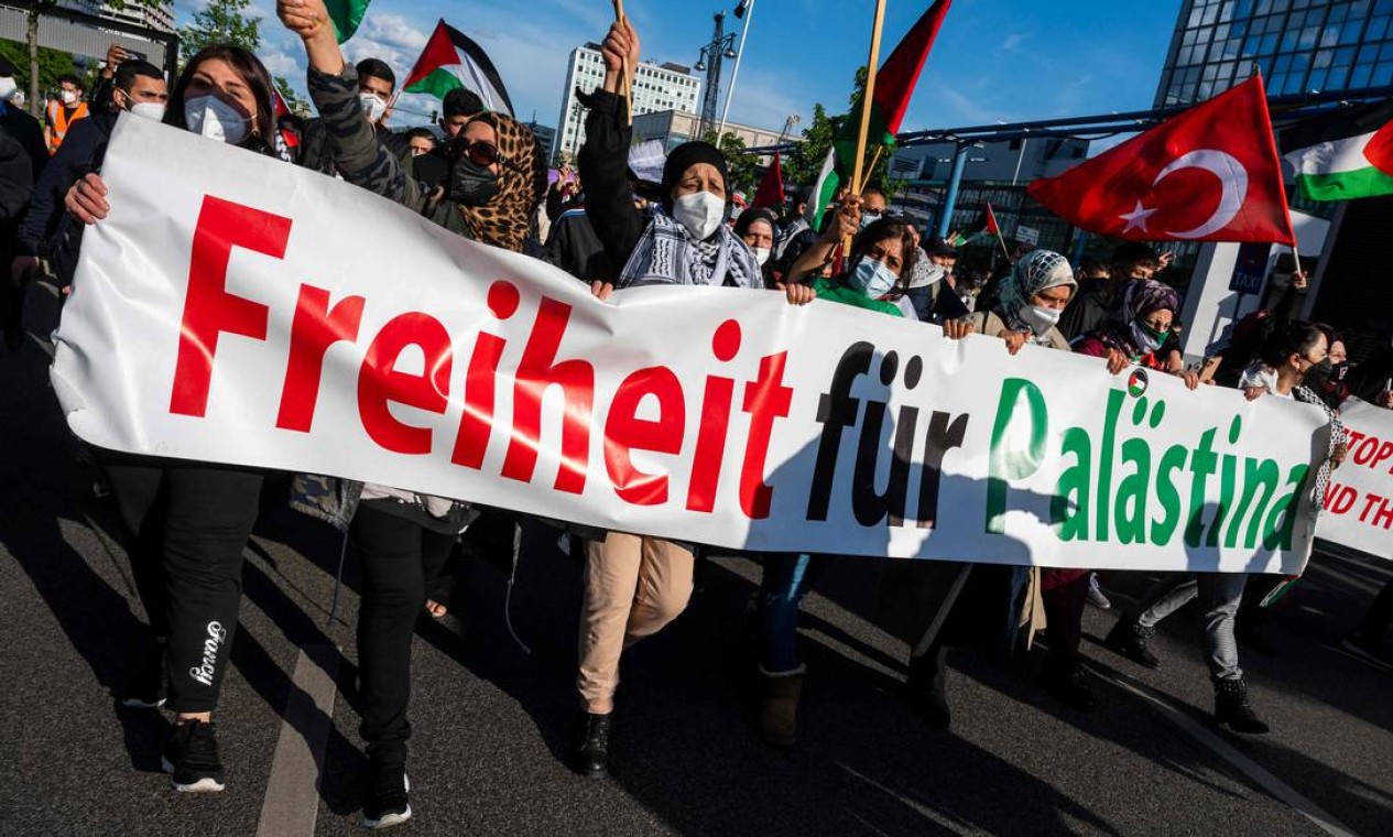 Manifestantes exibem uma faixa com os dizeres: "Liberdade para a Palestina" durante protesto, em Berlim, Alemanha Foto: JOHN MACDOUGALL / AFP - 19/05/2021