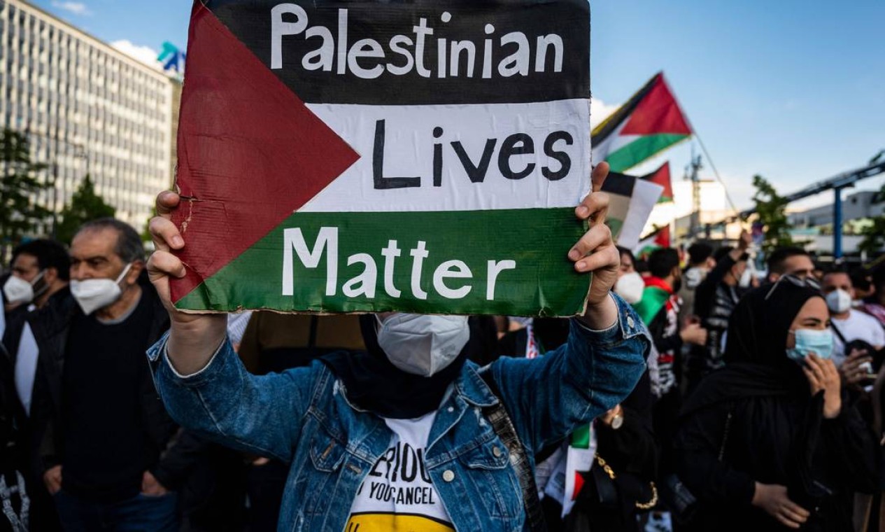 "As vidas palestinas são importam", diz o cartaz de manifestante em Berlim, Alemanha Foto: JOHN MACDOUGALL / AFP - 19/05/2021