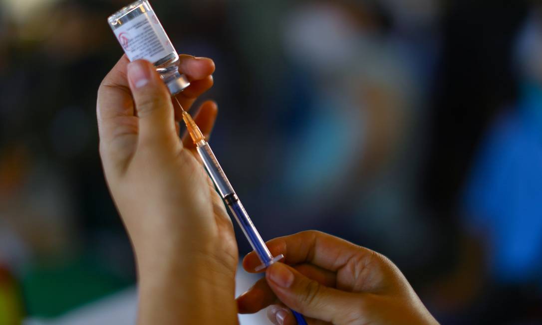 Preparação de dose da vacina do laboratório CanSino durante campanha de imunização de professores no México Foto: EDGARD GARRIDO / REUTERS