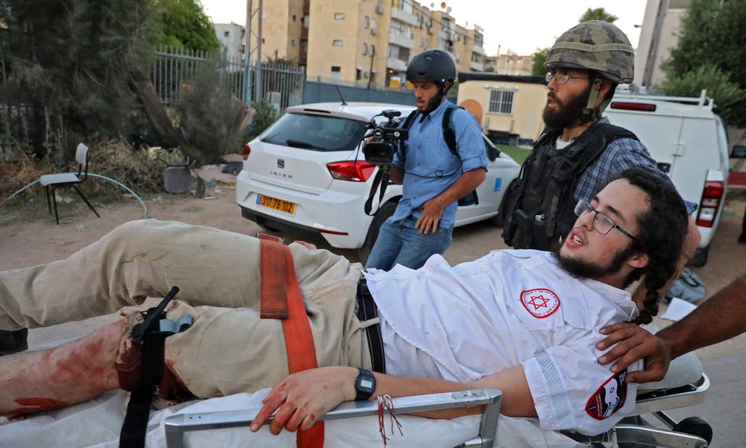 Extremista judeu é levado por socorristas após se ferir em confrontos com árabes-israelenses na cidade de Lod em 13 de maio Foto: OREN ZIV / AFP