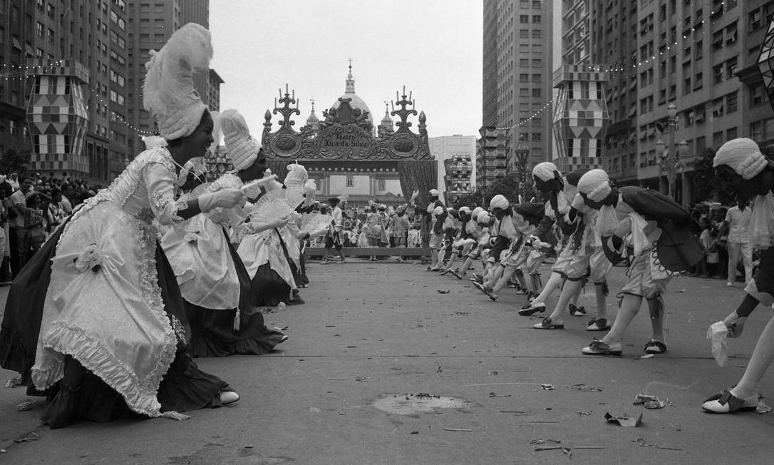 Ala coreografada do minueto por Mercedes Baptista no desfile campeão do Salgueiro com "Xica da Silva", em 1963 Foto: Acervo O Globo