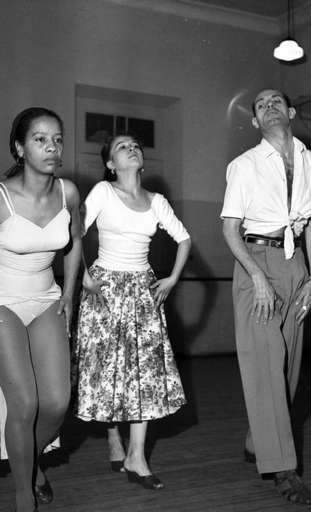 Mercedes Baptista ensina passos de candomblé aos bailarinos russos Mahmud Alisutan Esambeev e Bernara Karieva (09/07/1959) Foto: Acervo O Globo