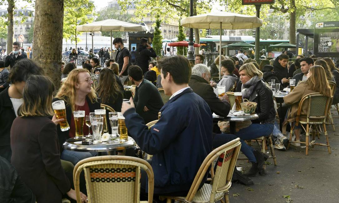Después de que el gobierno eliminó parte de las medidas de control contra Covit-19, los turistas y residentes se divirtieron fuera de París, Francia.