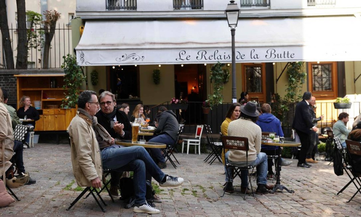Turistas e moradores aproveitam o ar livre em Paris, na França, depois que o governo suspendou parte das medidas de restrição contra a Covid-19 Foto: THOMAS COEX / AFP