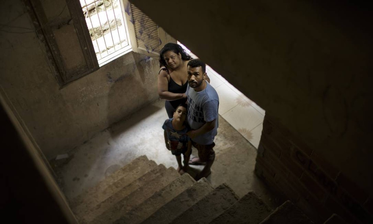 André com a esposa, Aline Teixeira e o filho Pedro Emanuel dentro da casa onde moram, em Santa Teresa Foto: Márcia Foletto / Agência O Globo