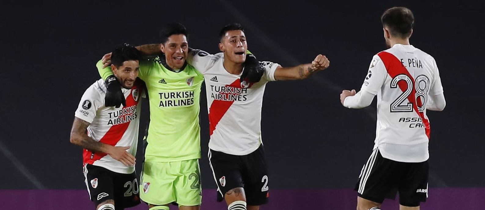 Enzo Perez, meia que atuou no gol, comemora com companheiros do River Plate Foto: JUAN IGNACIO RONCORONI / Pool via REUTERS
