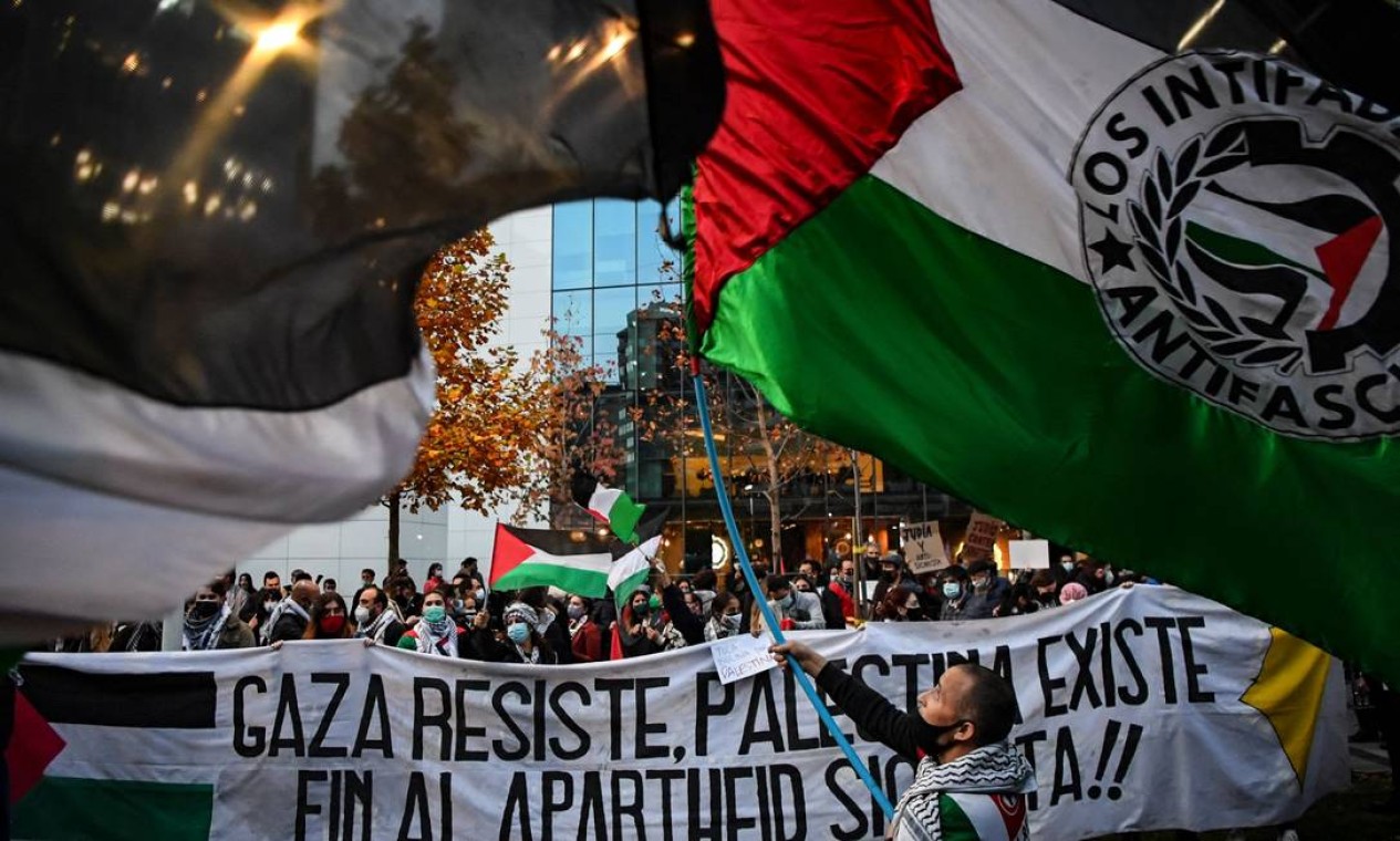 Membros da comunidade palestina no Chile protestoam em frente à Embaixada de Israel contra as operações militares de Israel em Gaza e em apoio ao povo palestino, em Santiago. Chile é o quarto maior destino das comunidades palestinas e o primeiro fora do Oriente Médio Foto: MARTIN BERNETTI / AFP - 19/05/2021