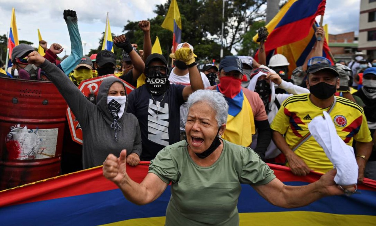 Idosa aparece à frente da juventude colombiana que protesta contra o governo do presidente colombiano Ivan Duque, em Cali, Colômbia Foto: LUIS ROBAYO / AFP