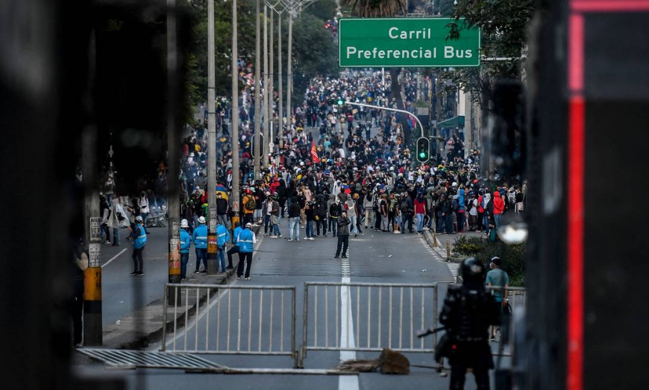 Tropa de choque monta guarda durante um novo protesto contra o governo do presidente colombiano Ivan Duque, em Medellín Foto: JOAQUIN SARMIENTO / AFP