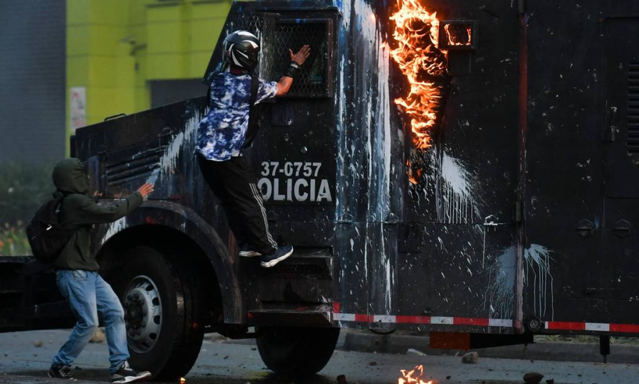 Manifestantes enfrentam a polícia de choque durante novo protesto contra o governo do presidente colombiano Ivan Duque, em Medellín Foto: JOAQUIN SARMIENTO / AFP