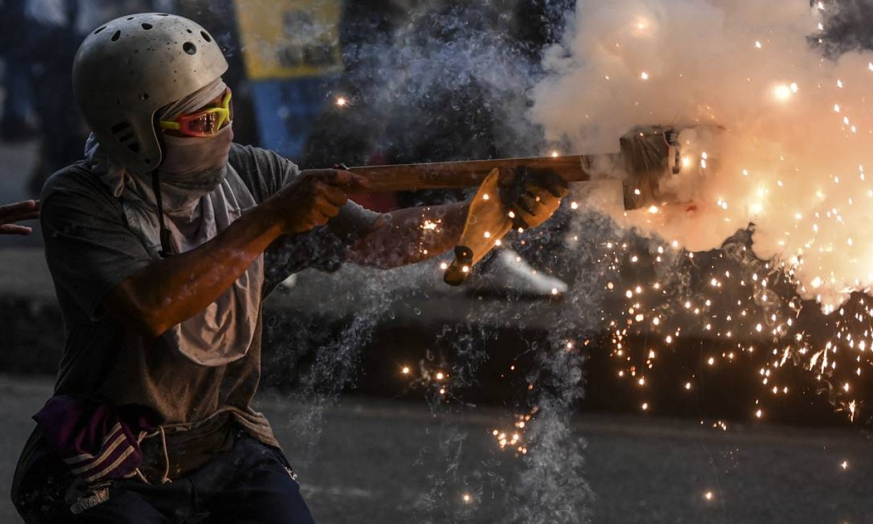 Manifestantes enfrentam a polícia de choque durante novo protesto, em Medellín Foto: JOAQUIN SARMIENTO / AFP