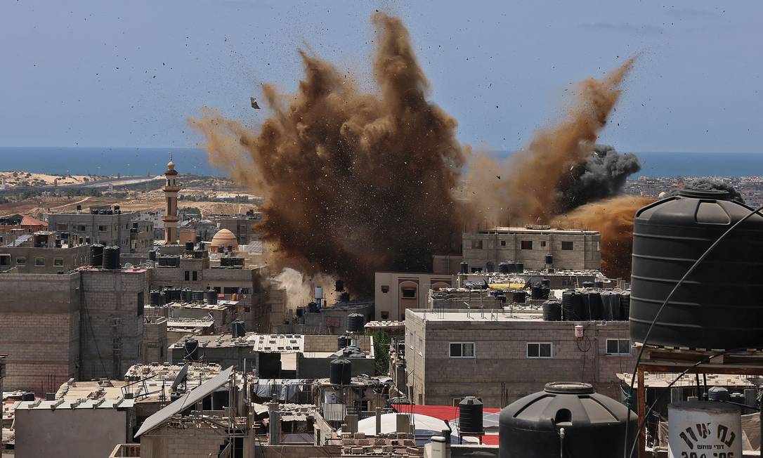 Prédio é atingido durante ataque aéreo de Israel em Rafah, na Faixa de Gaza Foto: SAID KHATIB / AFP