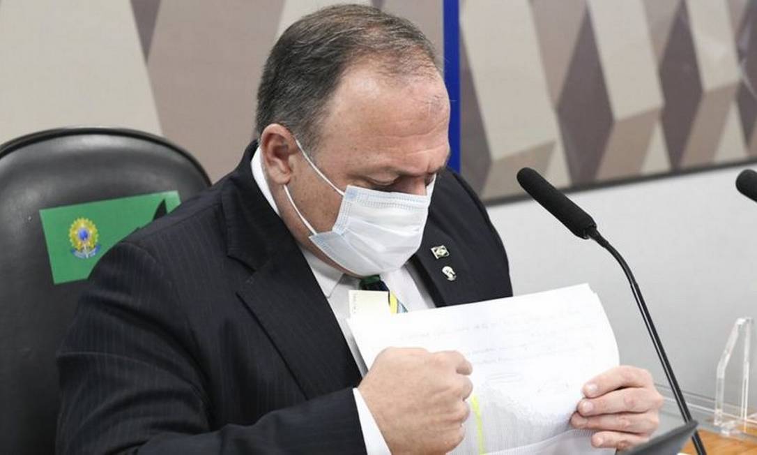 Pazuello observa as anotações que levou à CPI Foto: Agência Senado