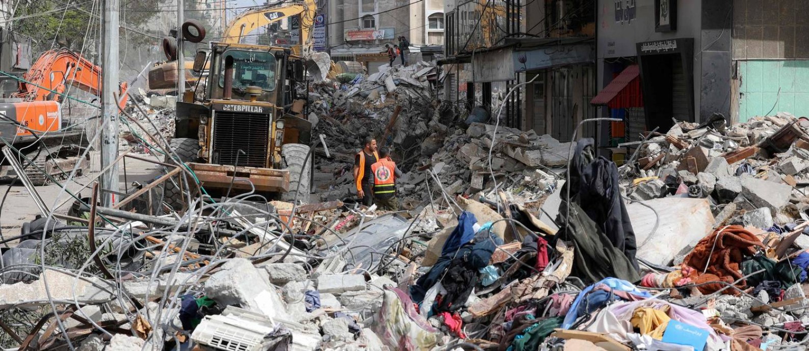 Escavadeira em meio aos destroções no bairro al-Rimal, em Gaza, após bombardeio israelense Foto: Mahmud Hams / AFP