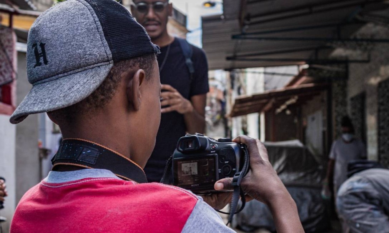 Menino registra mutirão dos artistas de rua em câmera fotográfica profissional Foto: Lenon Felício / LabJaca