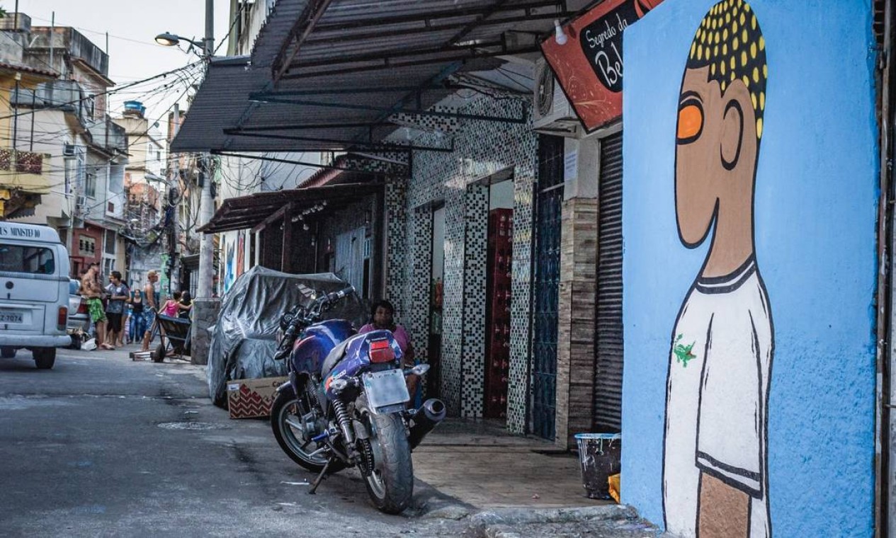 Antes de receber a arte urbana, alguns muros precisaram receber reparos para tapar marcas de tiro da operação mais letal da História do Rio Foto: Lenon Felício / LabJaca