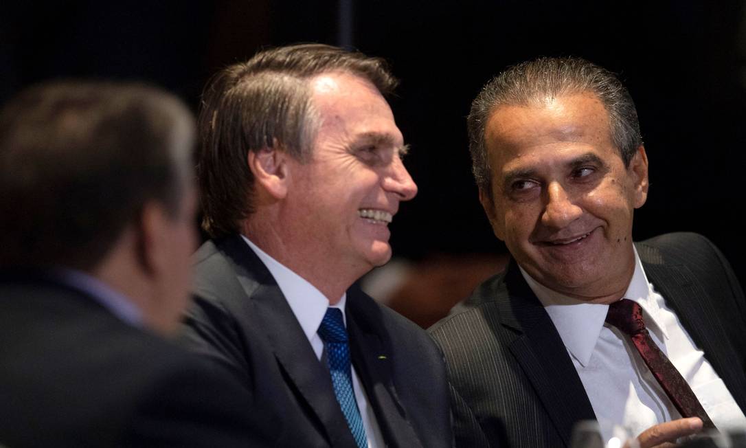 O presidente Jair Bolsonaro ao lado do pastor Silas Malafaia, em encontro com líderes evangélicos em 2019: promessa de vetar legalização dos jogos de azar Foto: MAURO PIMENTEL / AFP/11-04-2019
