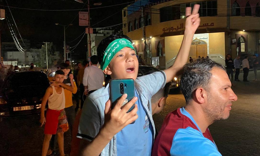Menino palestino celebra cessar-fogo entre Israel e o Hamas nas ruas da Cidade de Gaza Foto: MOHAMMED SALEM / REUTERS