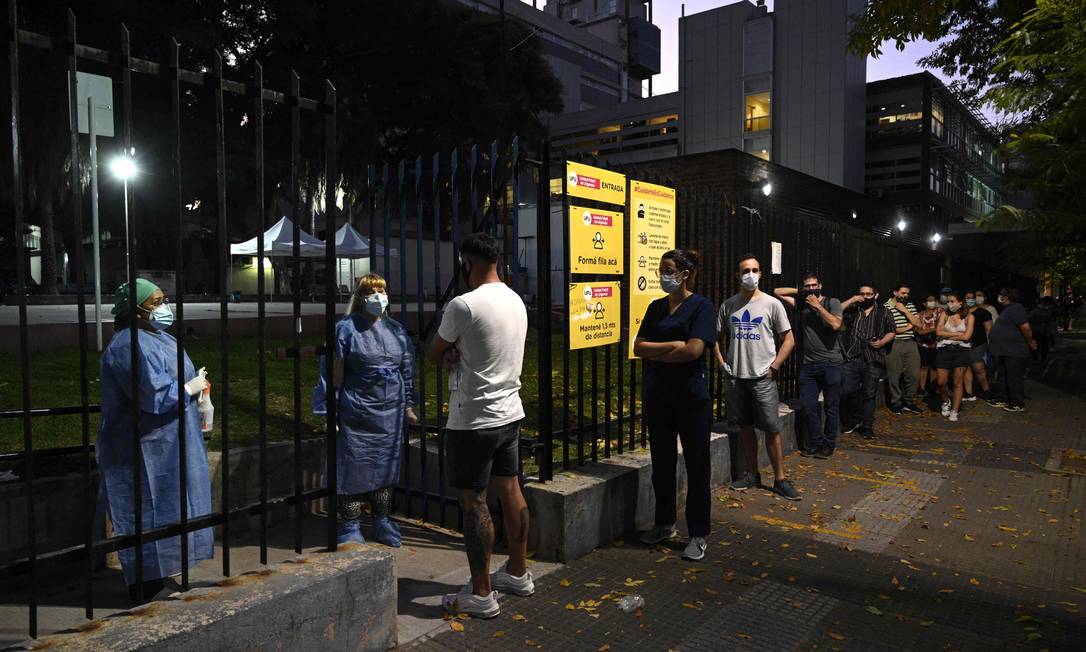 Pessoas com sintomas do novo coronavírus aguardam para serem testadas do lado de fora de hospital em Buenos Aires Foto: JUAN MABROMATA / AFP