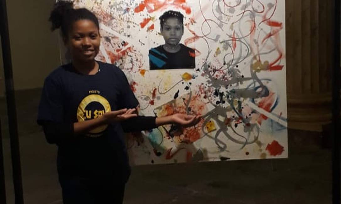 
Criatividade.Andressa com uma das suas obras na exposição “Assim me vejo”, exibida em 2019 na Casa França-Brasil
Foto:
Divulgação
