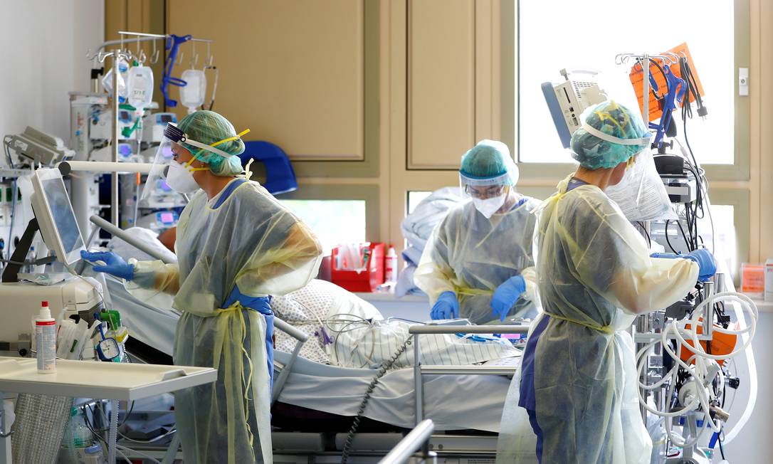Paciente de Covid-19 recebe tratamento em hospital, na Alemanha Foto: KAI PFAFFENBACH / REUTERS