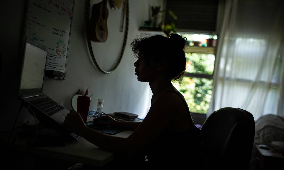 Arícia Vidal, de 26 anos, aluna de Ciências Biológicas, em seu quarto no alojamento da UFRJ Foto: Hermes de Paula / Agência O Globo