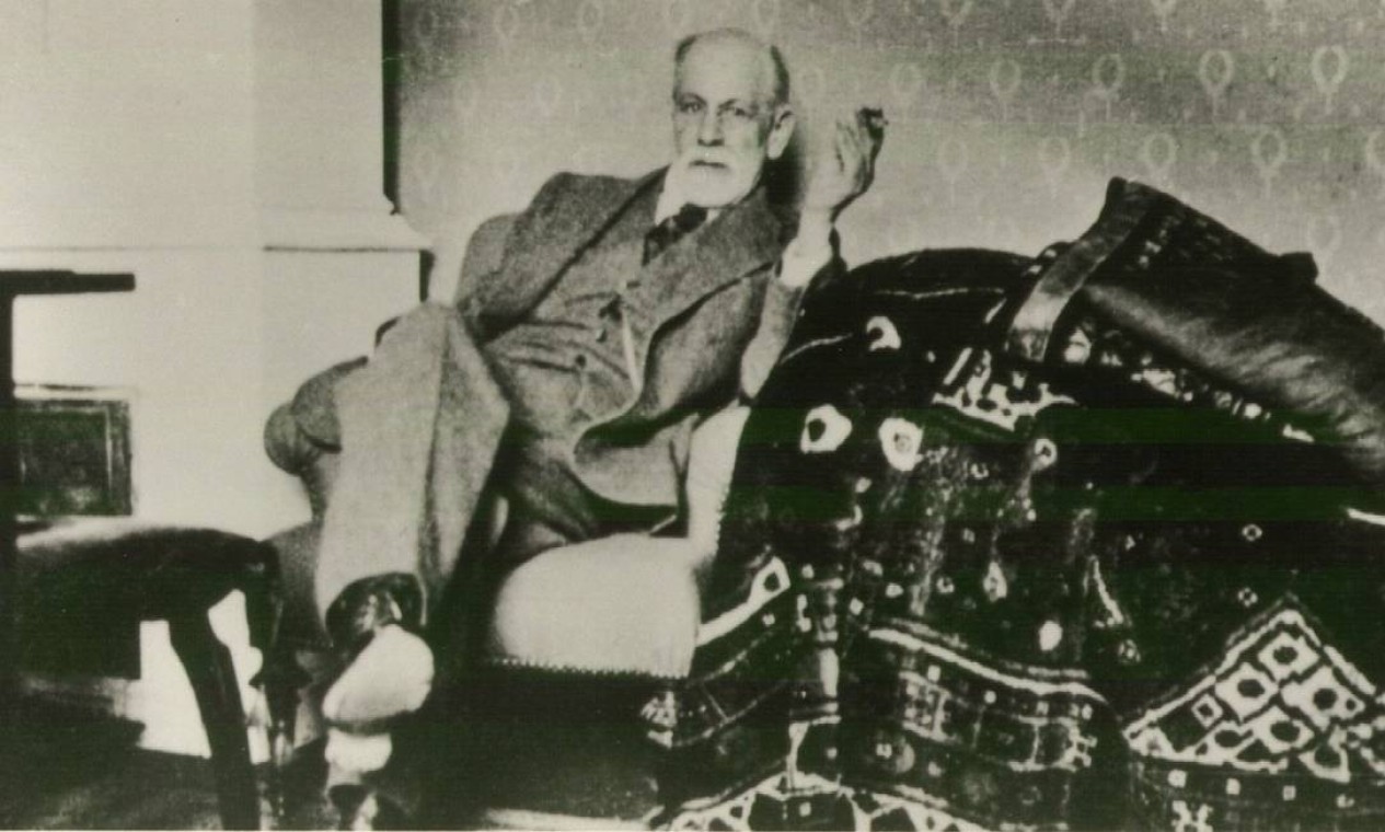 O médico Sigmund Freud ao lado do seu famoso divã Foto: Museu de Viena
