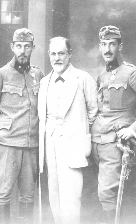 Freud e seus filhos Ernst (à esquerda) e Martin, em 1916 Foto: Reprodução