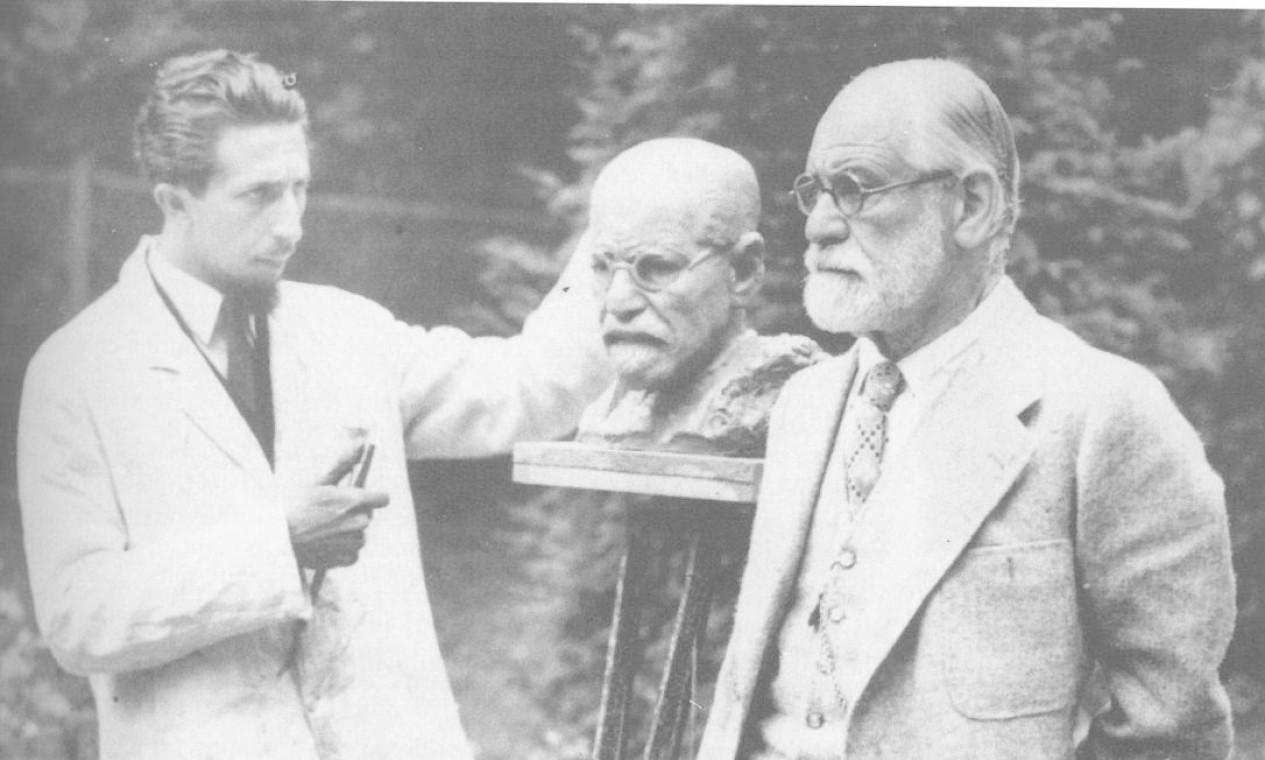 Fotografia de 1931: Freud posa para o escultor croata Oscar Nemon, que trabalha em um busto do pai da psicanálise Foto: Reprodução