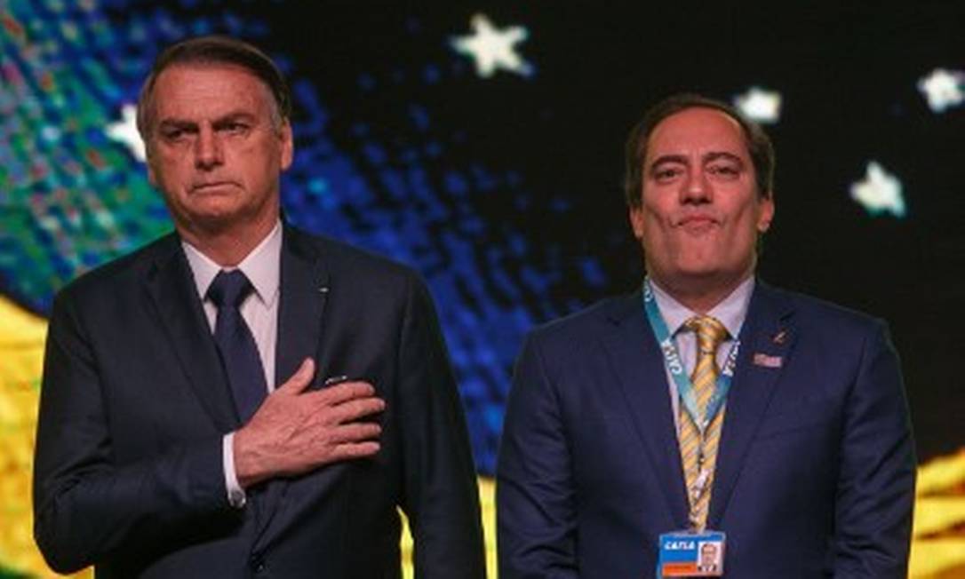 Jair Bolsonaro ao lado de Pedro Guimarães, que lidera a Caixa desde 2019: frequentador das lives do presidente, o executivo agrada com ações que ajudam no apoio político ao governo