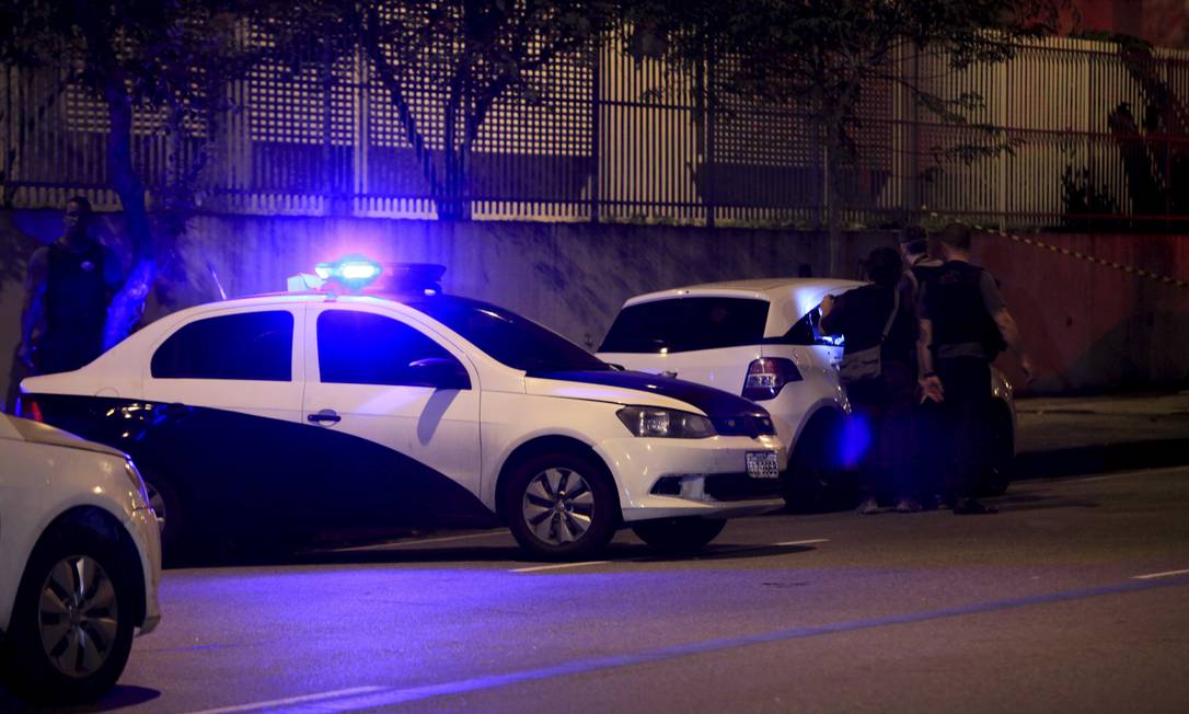 Veículo da Polícia Civil isola local do assassinato da vereadora Marielle Franco, em março de 2018: munição usada por criminosos tinha origem na PF Foto: Uanderson Fernandes / Agência O Globo