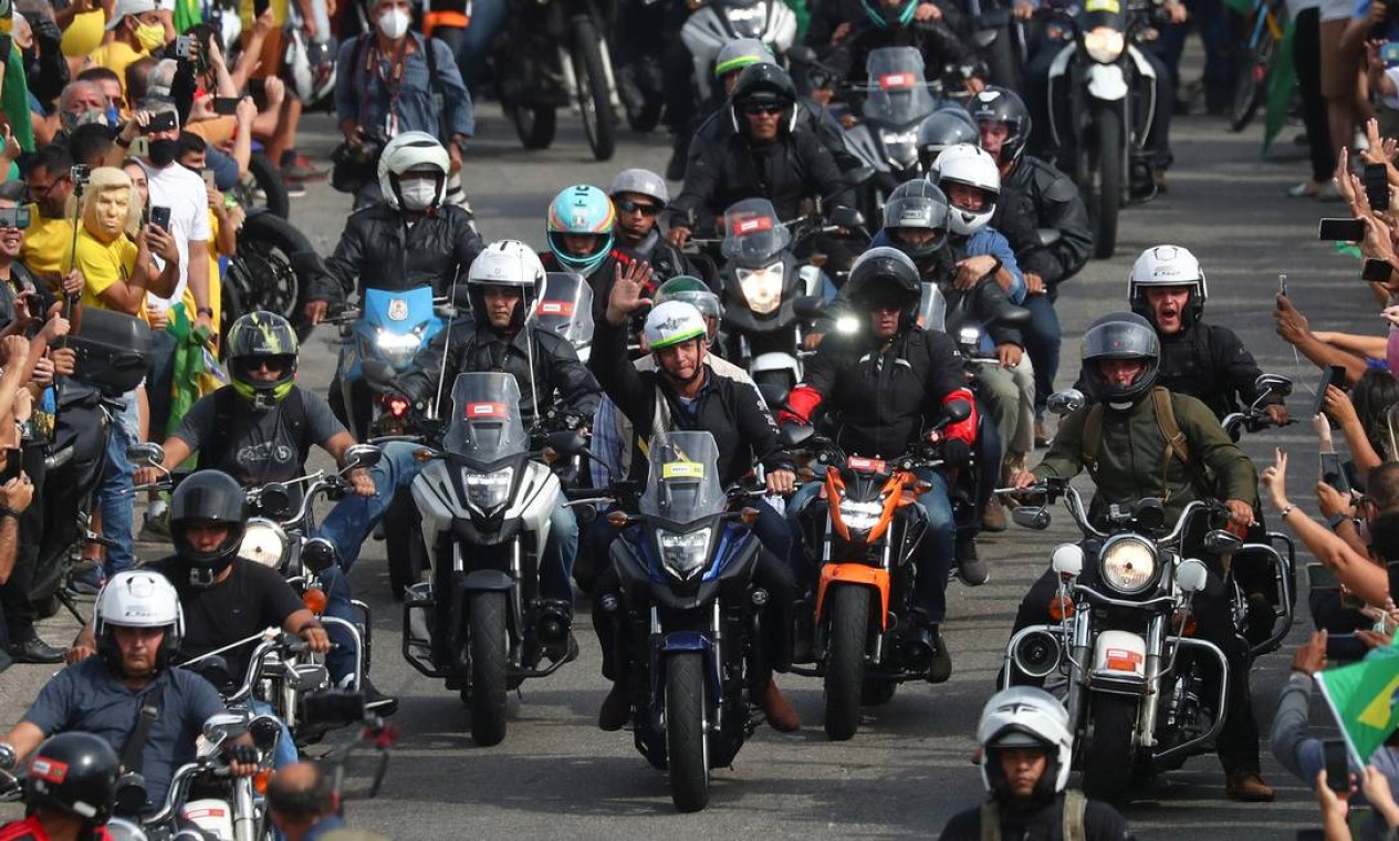 O presidente Jair Bolsonaro participa de um passeio de moto com apoiadores na manhã deste domingo, no Rio de Janeiro Foto: PILAR OLIVARES / REUTERS
