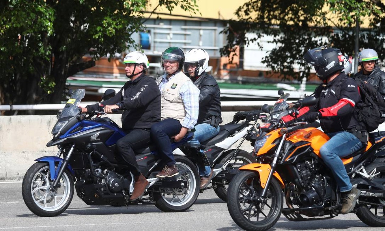 Sem máscara e seguido por milhares de motociclistas, o presidente lidera passeio de moto por cerca de 60 quilômetros da capital fluminense, que ainda registra alto índice de casos de Covid-19 Foto: PILAR OLIVARES / REUTERS
