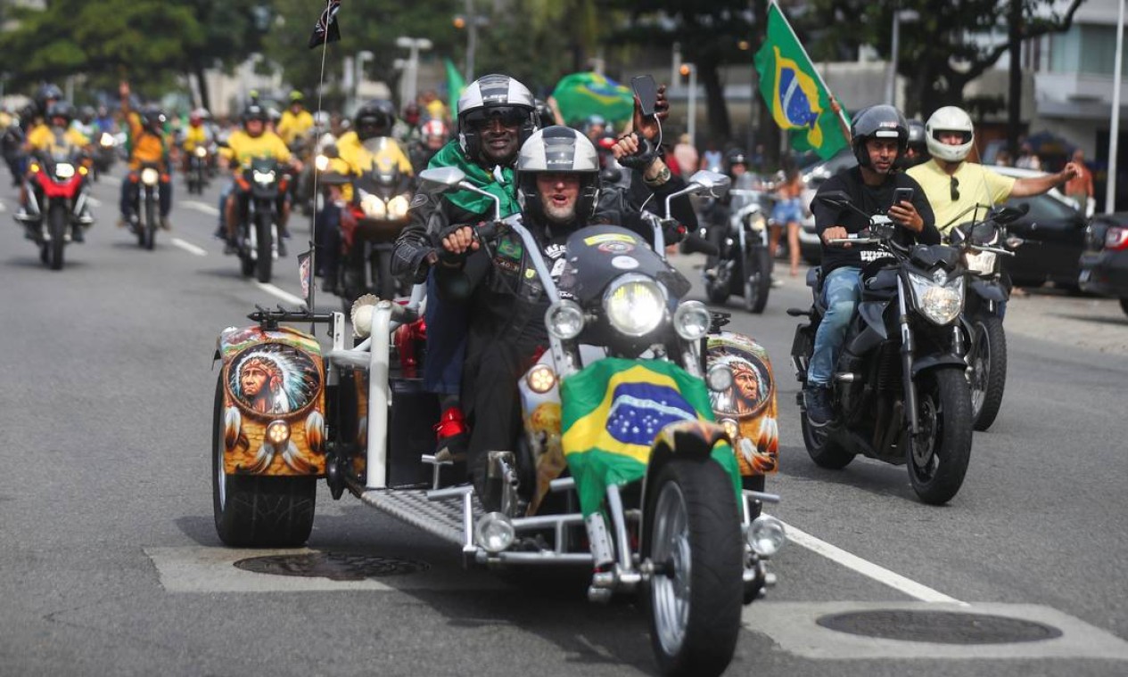 Apoiadores de Bolsonaro participam de carreata, em meio à pandemia de COVID-19, no Rio de Janeiro Foto: PILAR OLIVARES / REUTERS