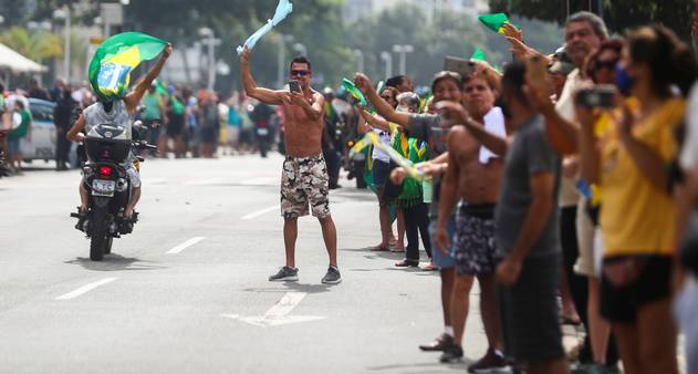 g1 on X: Caraca! Botões do Facebook ganham gírias cariocas em homenagem de  aniversário do Rio  #G1  / X