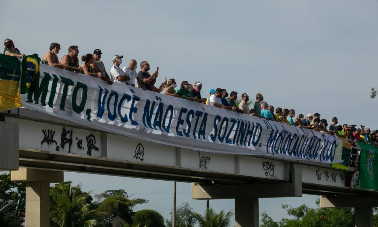 Na Barra da Tijuca, apoiadores ergueram faixa com frase de apoio ao presidente na passarela sobre a Avenida Embaixador Abelardo Bueno Foto: Brenno Carvalho / Agência O Globo
