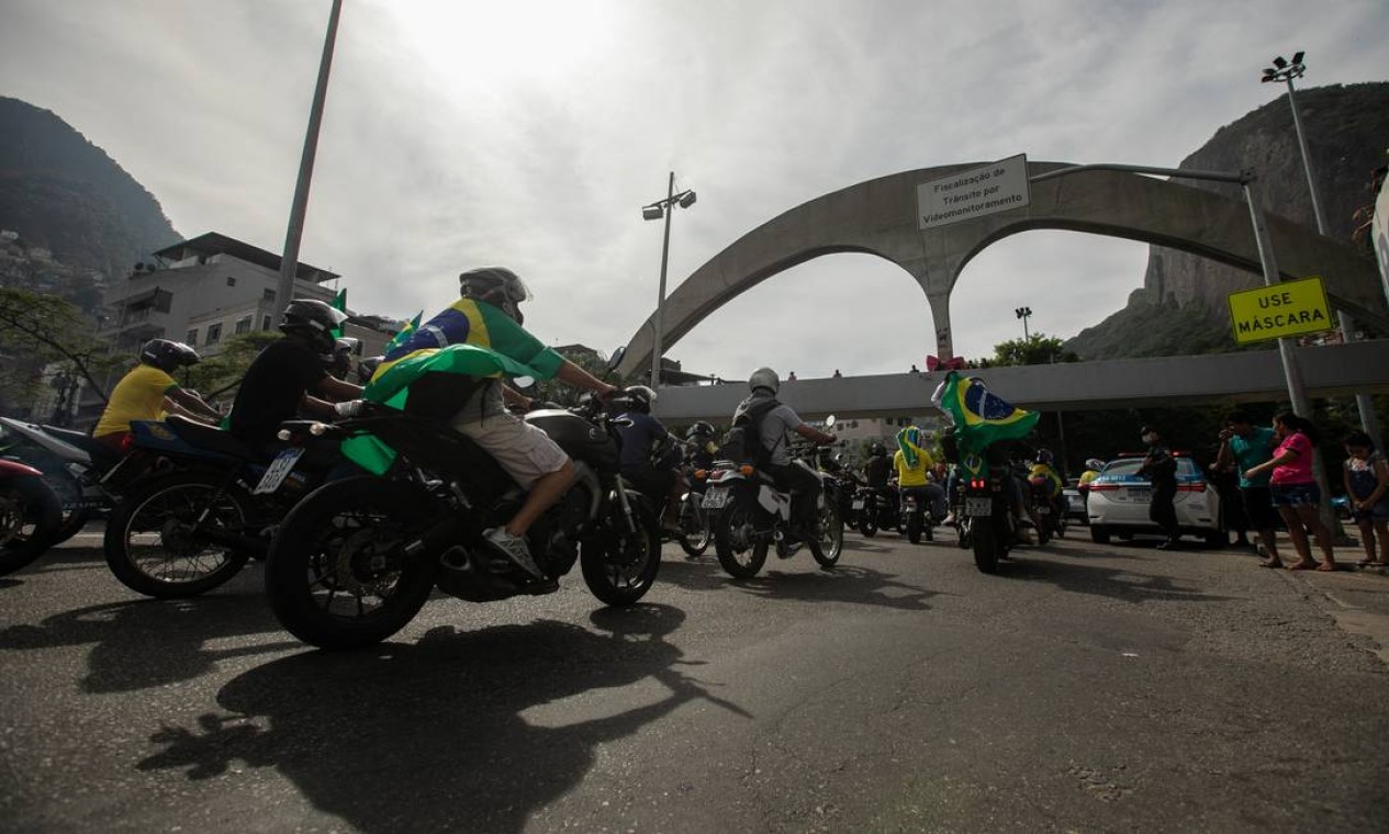 Motociclistas seguem o presidente Jair Bolsonaro durante passagem de sua carreata na Lagoa-Barra, na altura da Rocinha Foto: Brenno Carvalho / Agência O Globo