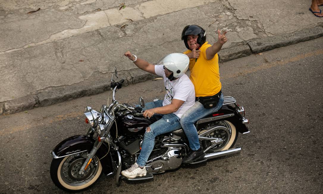 Apoiadores do presidente durante encontro de motociclistas promovido por ele em meio à pandemia de Covid-19, no Rio de Janeiro Foto: Brenno Carvalho / Agência O Globo