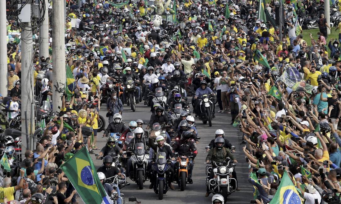 Motociata de Bolsonaro causa aglomeração de milhares de apoiadores na zona sul do Rio Foto: Domingos Peixoto / Agência O Globo